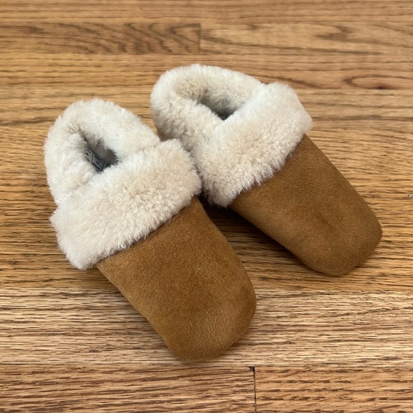 UGG Other - UGG Baby Infant Suede Booties Slipper Shoes 4-12M (Size 2/3)